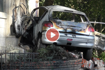 Auto ingereden op standbeeld