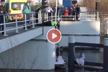 brandweer-redt-schaatser