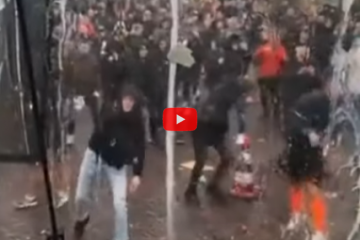 kick out zwarte piet vanuit de bus